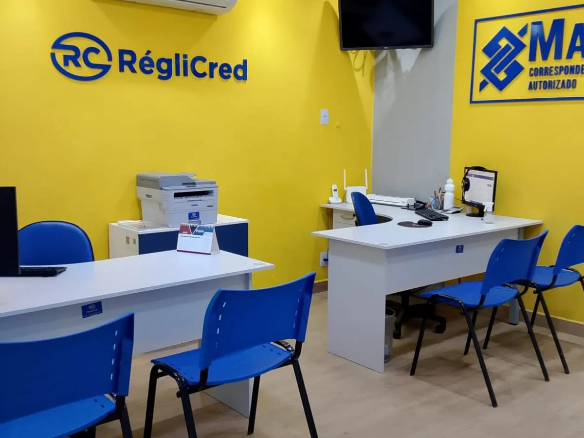 Escritório próprio da RégliCred com mesas de atendimento em São Cristóvão, Rio de Janeiro