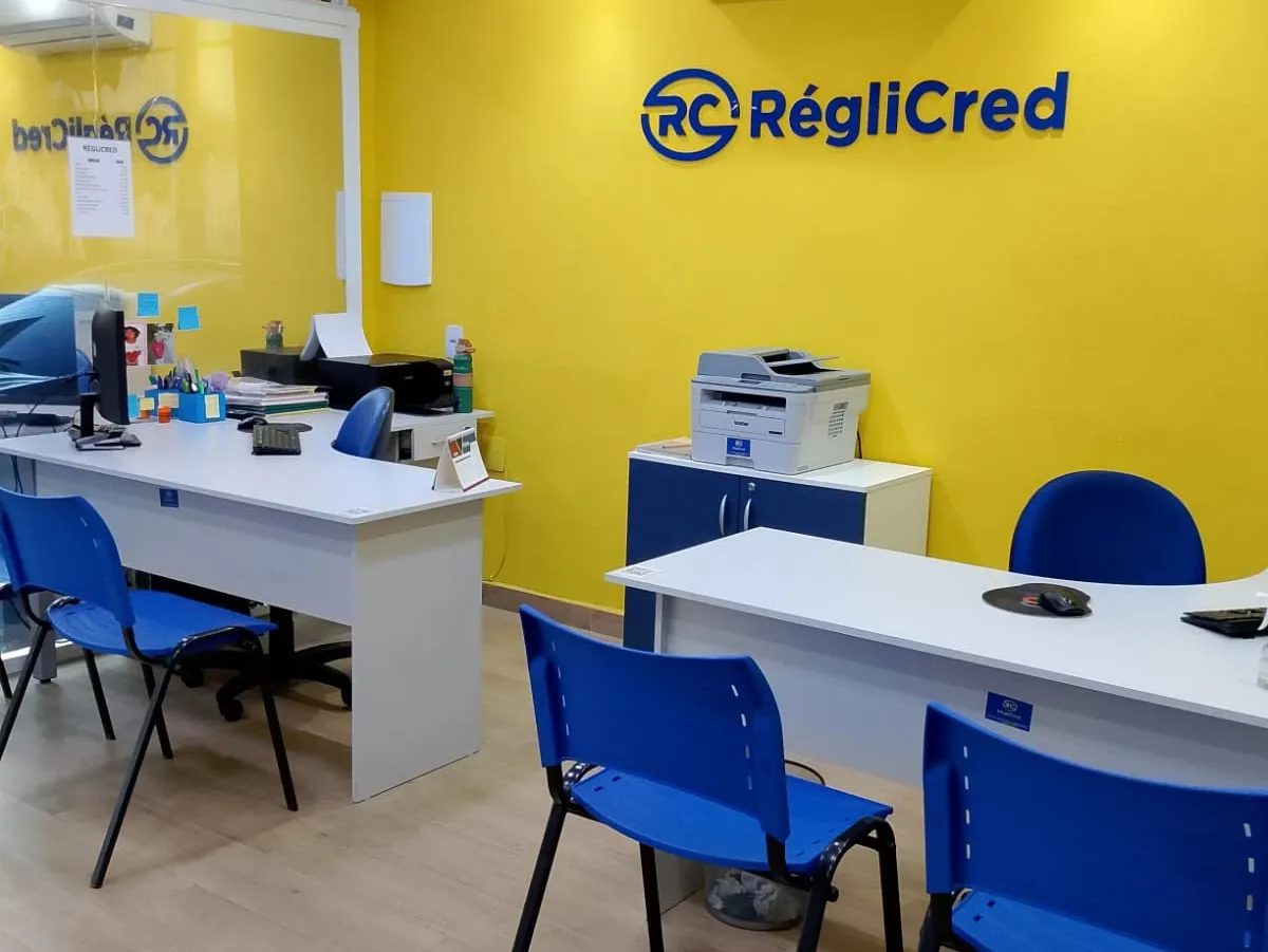 Sala de atendimento privativa e climatizada da RégliCred para consultoria de crédito consignado